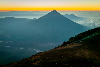 Volcáns Aqua & Pacaya in early light