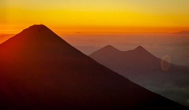 Volcáns Aqua & Pacaya in early light