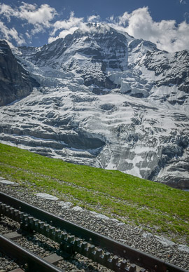 Cog railway with the Mönch in background