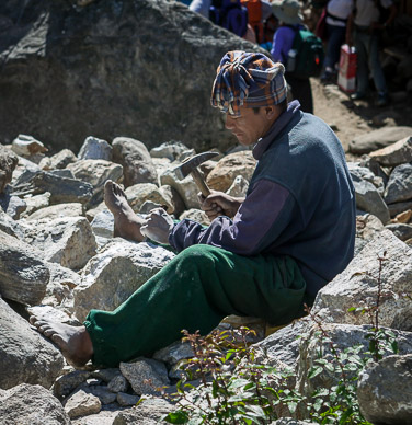 Cutting stone blocks by hand
