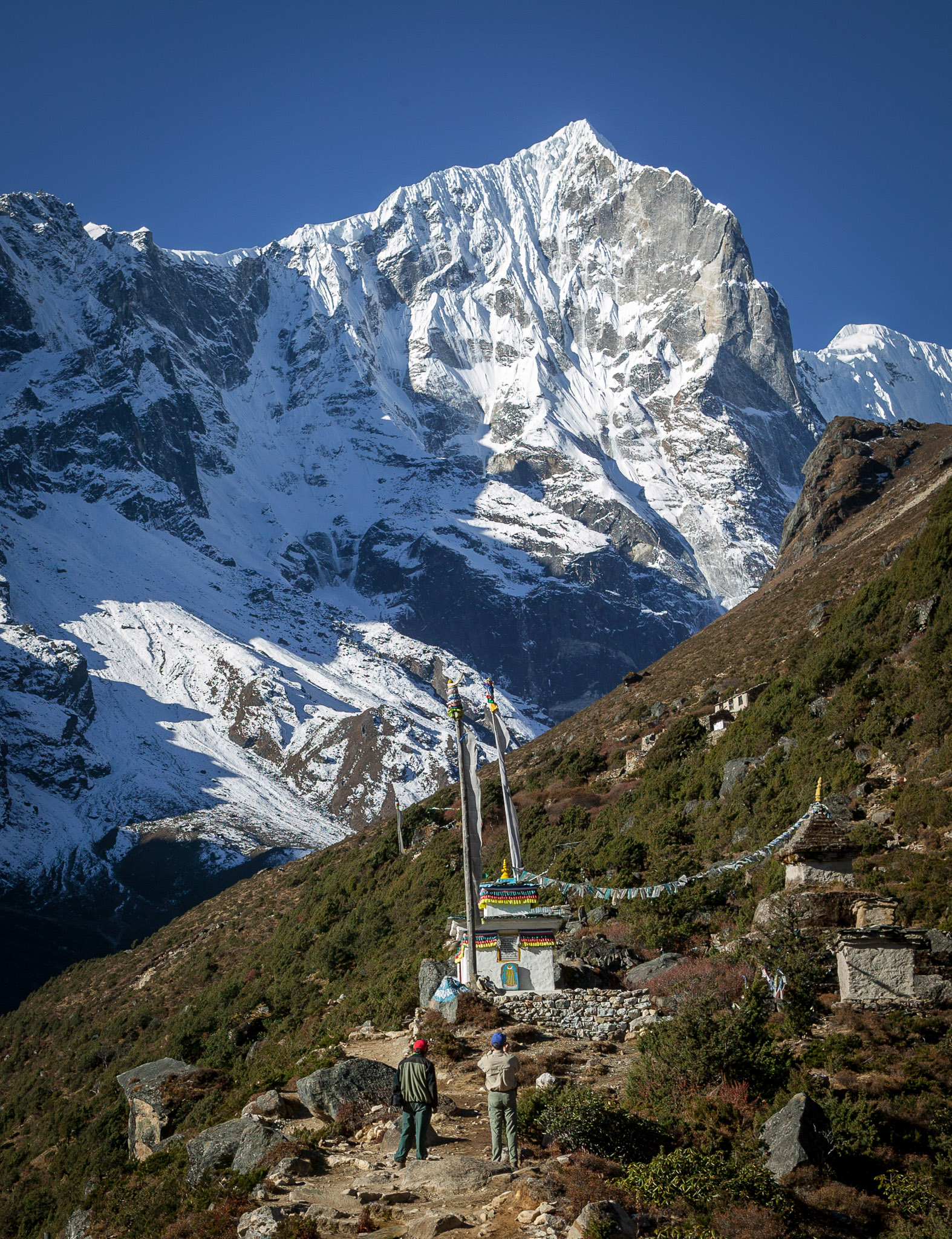 Hiking up to the Thame Dechen Chokhorling Monastery