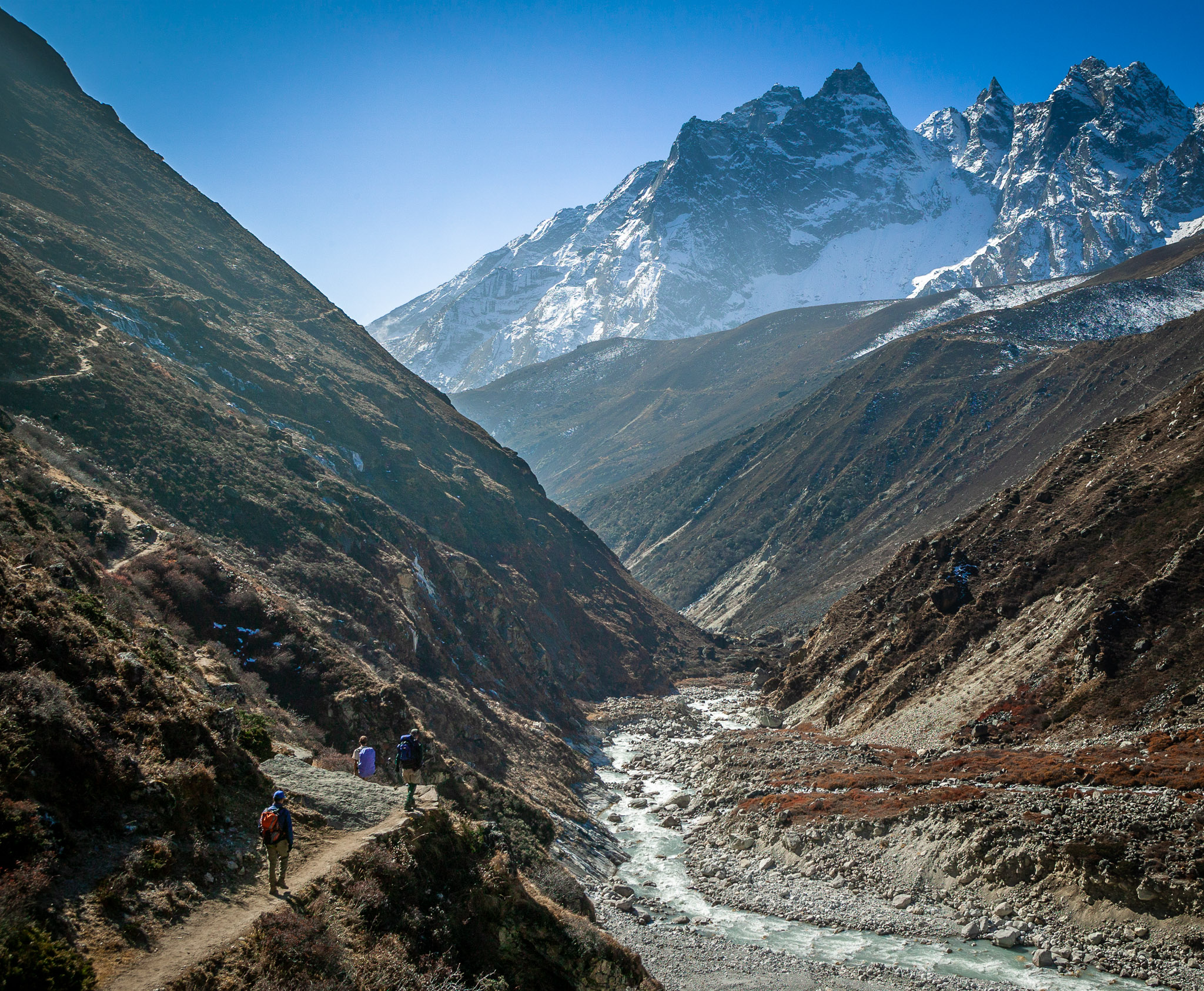 Hiking down Dudh Khosi below Na