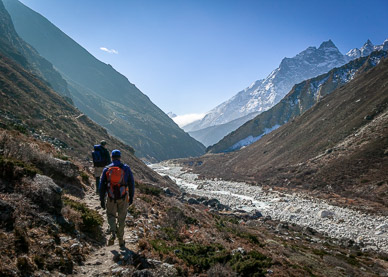 Hiking down Dudh Khosi below Na