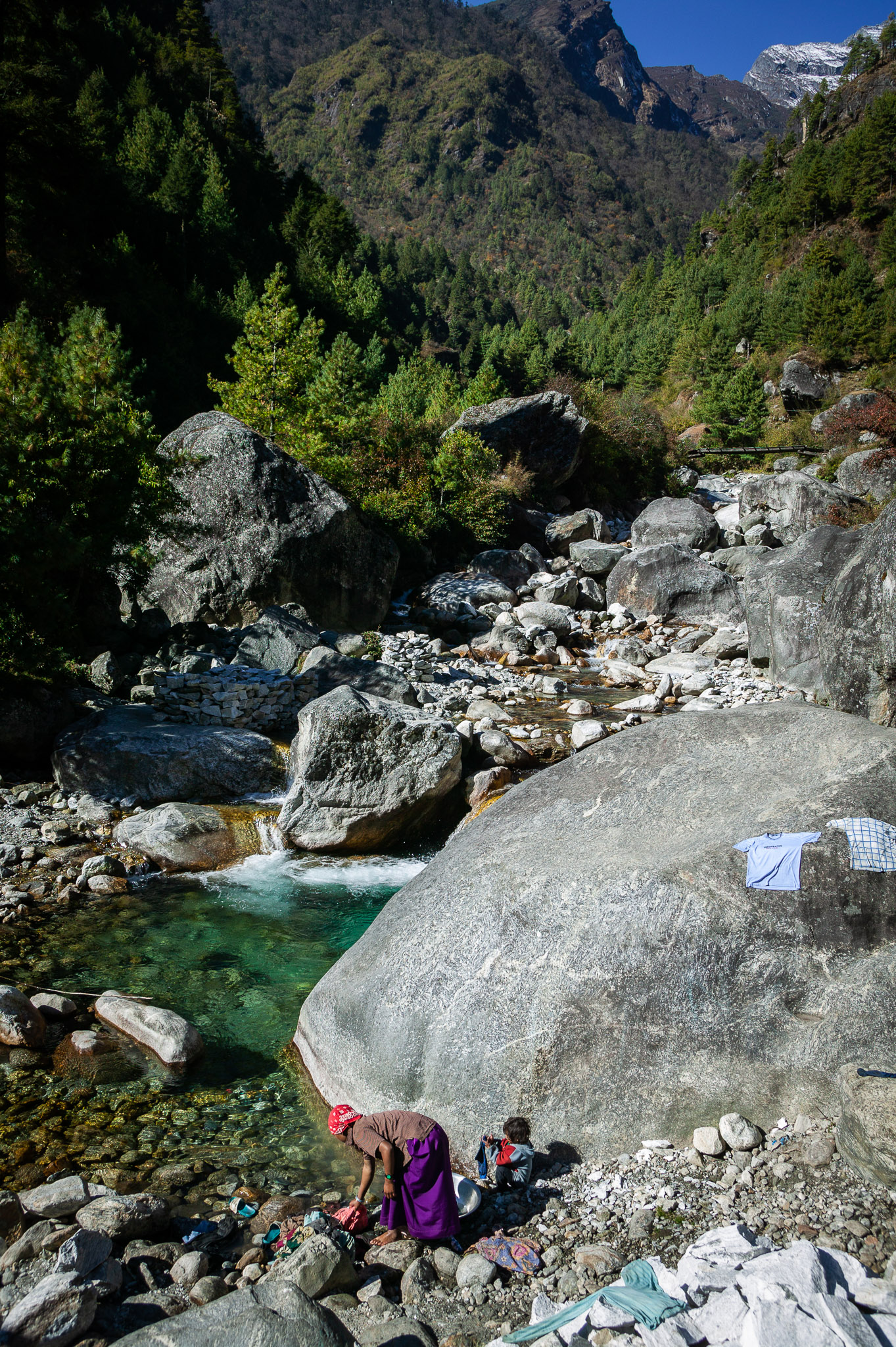 Passing laundry on way to Lukla