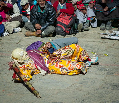 God of longevity "playing" with tourist